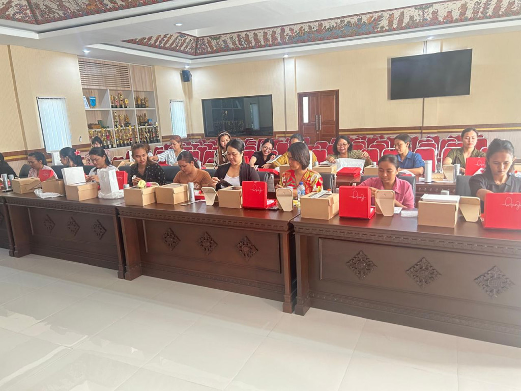 BERLANGSUNG KEGIATAN PELATIHAN TATA RIAS YANG DISELENGGARAKAN DI RUANG PERTEMUAN KANTOR DESA MENGWITANI YANG DIBINA LANGSUNG OLEH PROFESIONAL TATA RIAS DARI SALON ARI